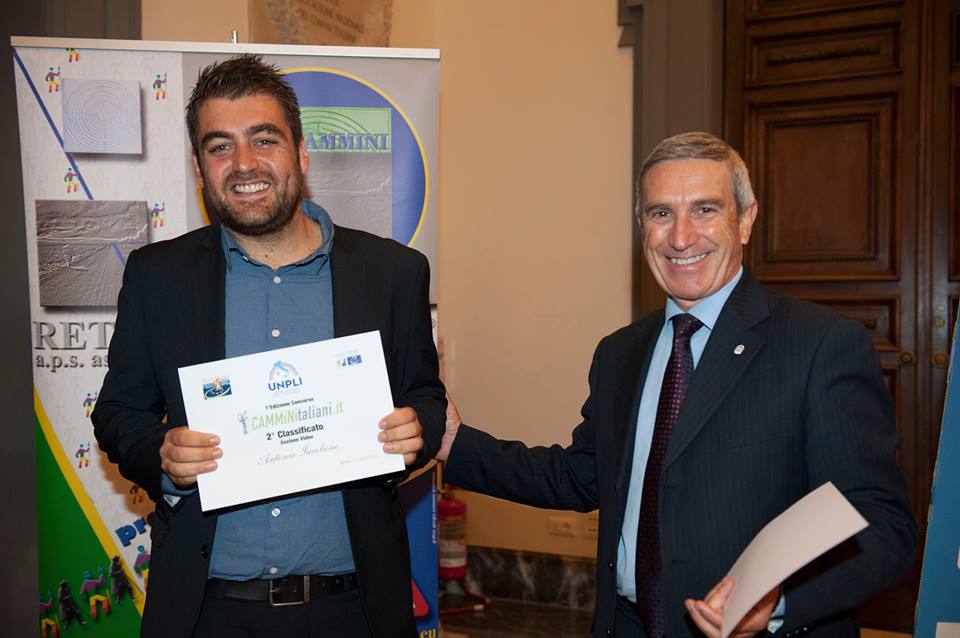 il regista teramano Antonio Iacobone riceve il premio dal Presidenten Nazionale di UNPLI